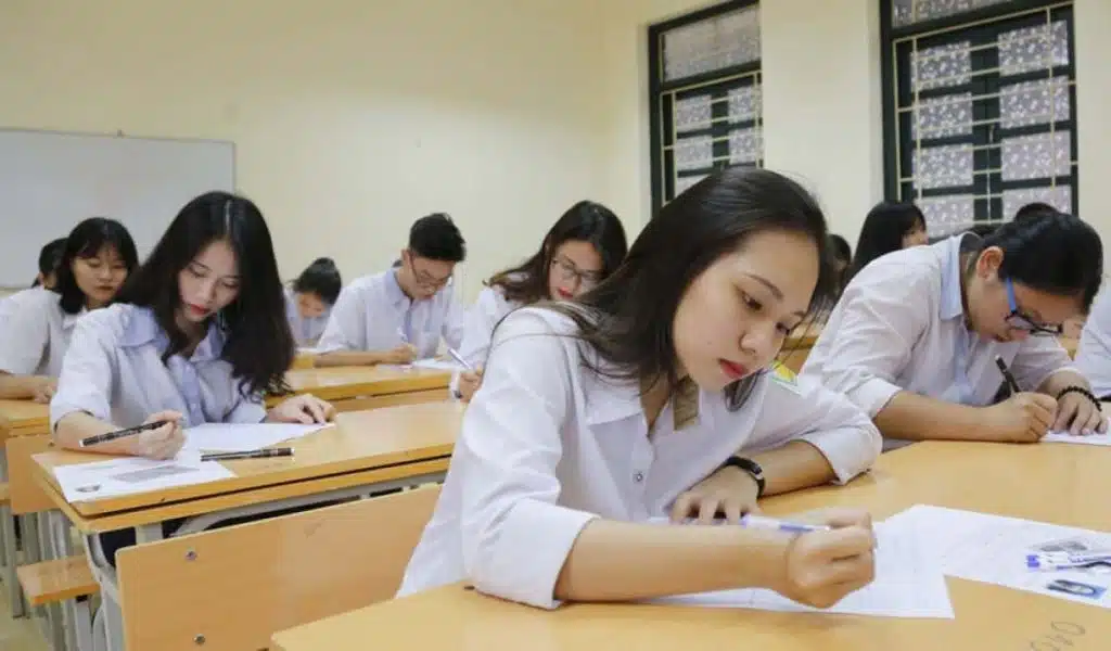 Mơ thấy đi thi đại học: Điềm báo cho tương lai hay chỉ là nỗi lo lắng tiềm ẩn?